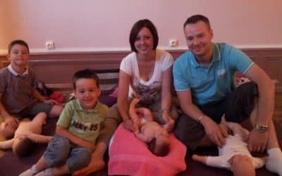 Un cours de massage pour bébé en famille