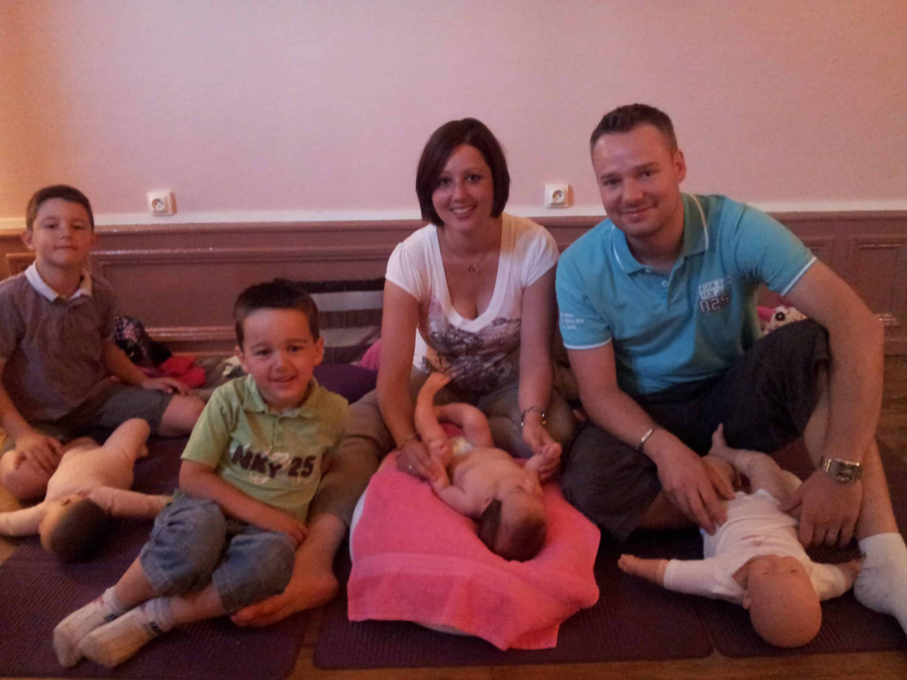 famille-massage-bebe