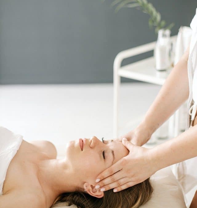 Le massage drainant visage